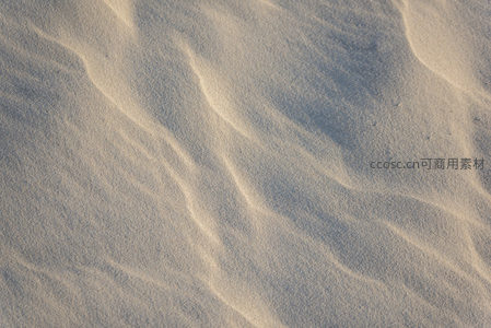 细腻沙纹在阳光下形成柔和光影