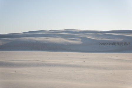 纯净白沙丘在阳光下泛着微光