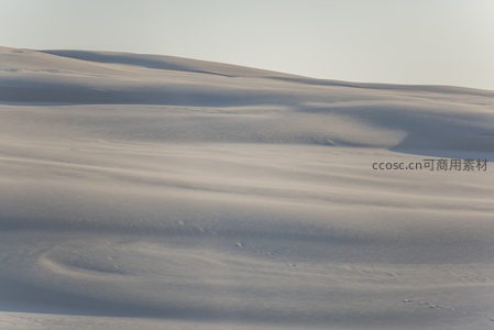 广袤沙丘在晨光中起伏延展