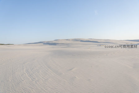无垠白沙丘，风塑纹理如画布