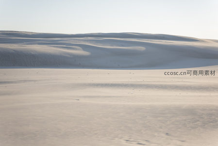 晨曦中波浪般的纯净沙海