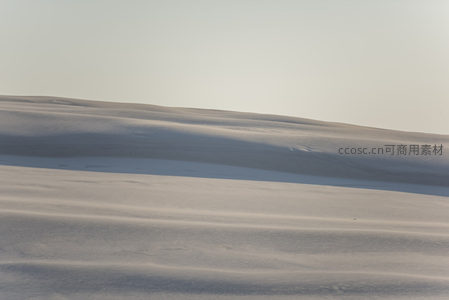 晨光中平滑沙丘如波浪般延展