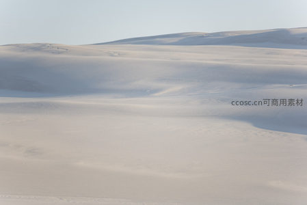 无垠白沙：纯净沙丘的壮丽诗篇