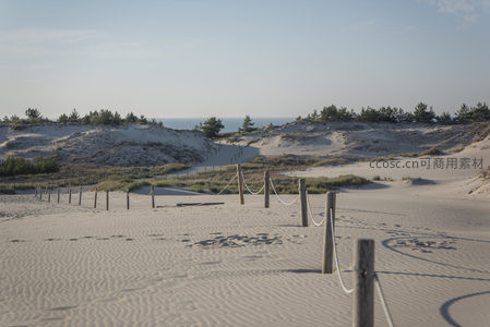 沙丘小径通向远方的海天一线