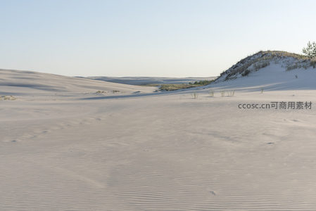 广袤沙丘在晨光中泛起波纹如丝绸铺展