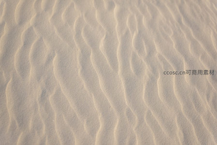 风吹过沙面留下的波浪状纹路