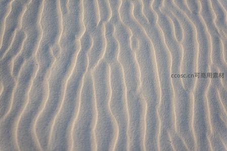 细腻沙纹如波浪起伏，微距展现风之艺术