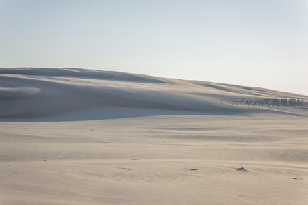 晨曦中的连绵沙丘光影流动