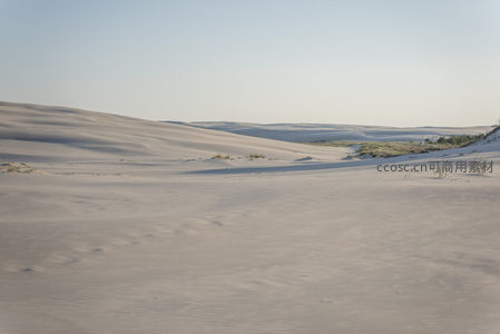 广阔沙海延展至天际线