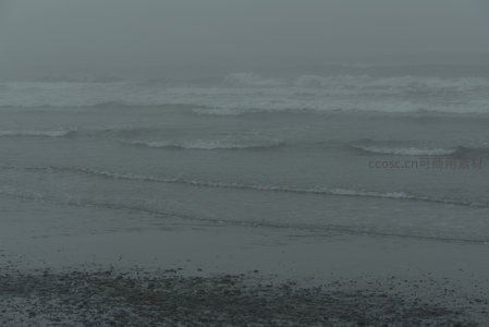 雾锁海岸浪花隐现朦胧