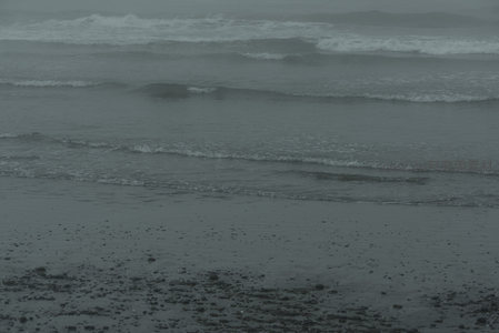 阴云密布海面波涛起伏