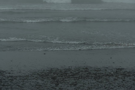 潮退后湿沙映浪痕点点