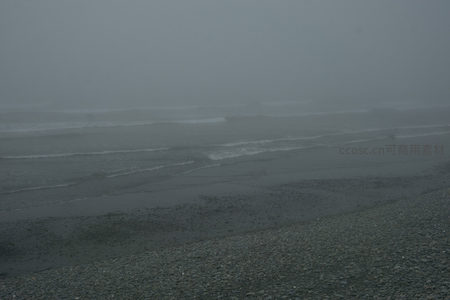 雾霭中层层海浪轻抚湿润沙滩