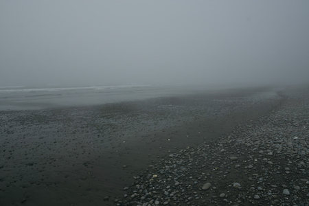 迷雾中的海岸线，石子与潮水共舞