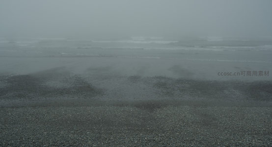 雾中海岸，水天相接处浪影若隐若现