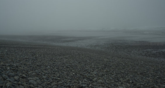 雾锁海岸，卵石滩静谧如画