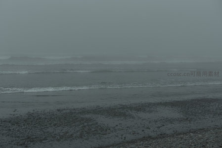 灰雾海潮，浪花低语石滩间