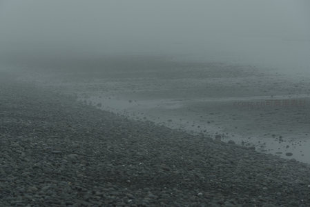 迷雾中的海滩，灰色调的诗意画卷