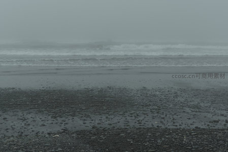 浪花轻吻雾中岸，黑石滩的温柔时刻
