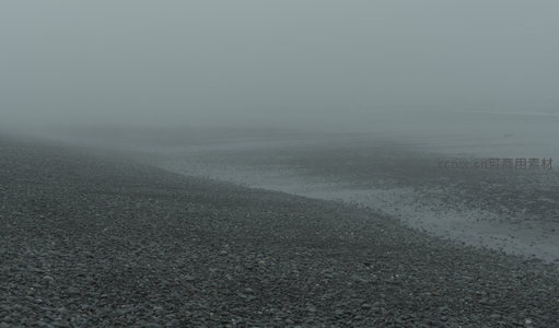 雾中石滩，天地一色的苍茫之境