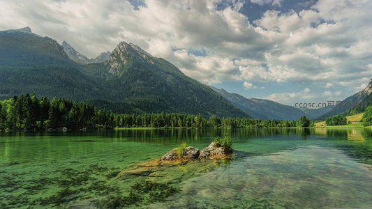 碧湖青山倒影如画，绿意盎然的湖心小岛