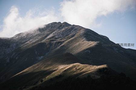 山巅云雾缭绕，光影交错壮丽