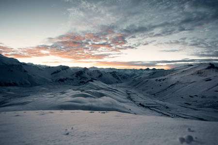 雪域苍穹：日出时分的山谷全景