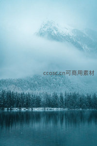 雪峰倒影静谧湖面如镜