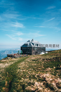 山顶木屋蓝天白云下独享