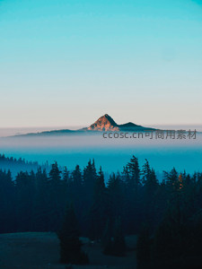 薄雾锁山林，远峰破晓染金辉