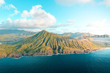 火山锥形山体俯瞰碧海