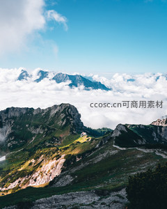 云端之上的山脊小屋宛如世外桃源