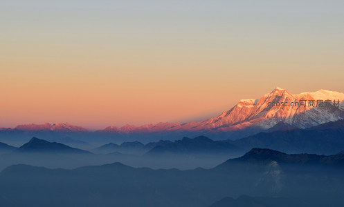 雪峰日出霞光万丈
