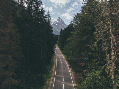 林间小径通往雪峰秘境