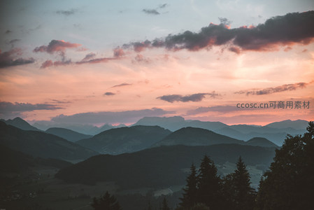 暮色染红山峦云霞