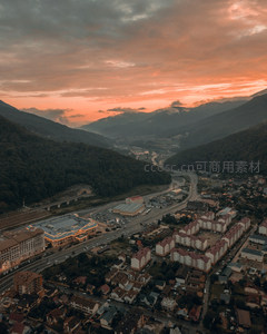 山谷城镇日落时分航拍全景图