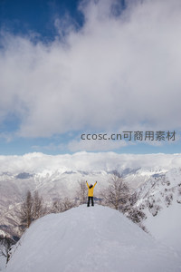 雪峰之巅人张臂，拥抱苍穹云海间