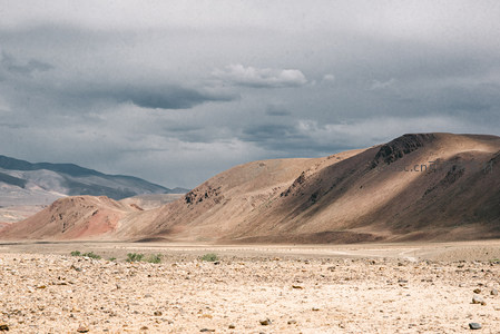荒漠山丘在阴云下静默延展