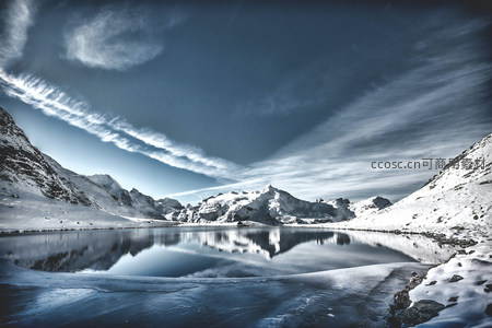 冰湖倒映雪峰，天地一色如画