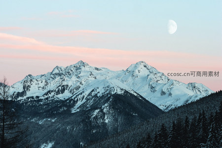 雪峰夕照，月悬天际的静谧山景