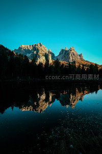 湖面倒影如镜映照巍峨山峰