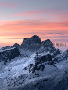 雪峰夕照，霞光染红天际