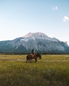 草原上双人骑马，远眺雄伟山峰