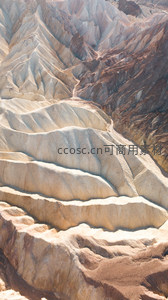 大地褶皱如波浪，风蚀地貌奇观