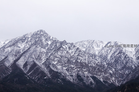 雪覆峰峦，苍茫天地间