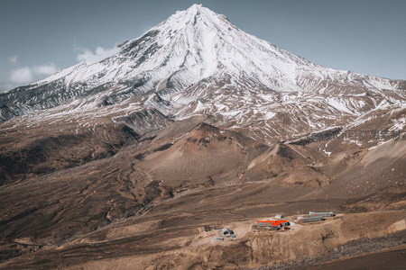 雪顶火山脚下，现代营地静立荒原