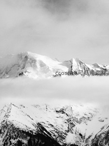黑白世界中的雪山云海，静谧而庄严