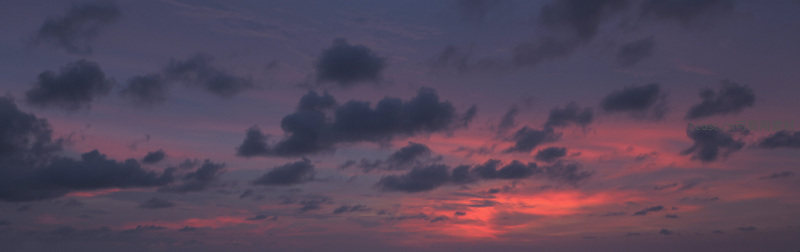 紫霞满天云海翻涌的壮丽黄昏