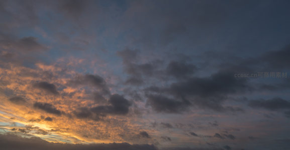 暮色苍茫中云影交织的梦幻天幕