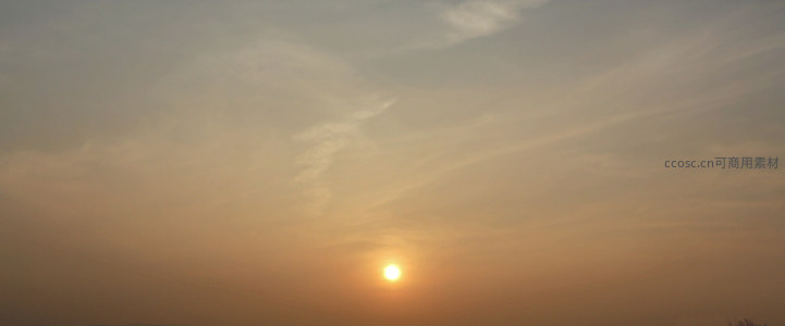 金色夕阳穿透薄云，天空染上温柔暖色